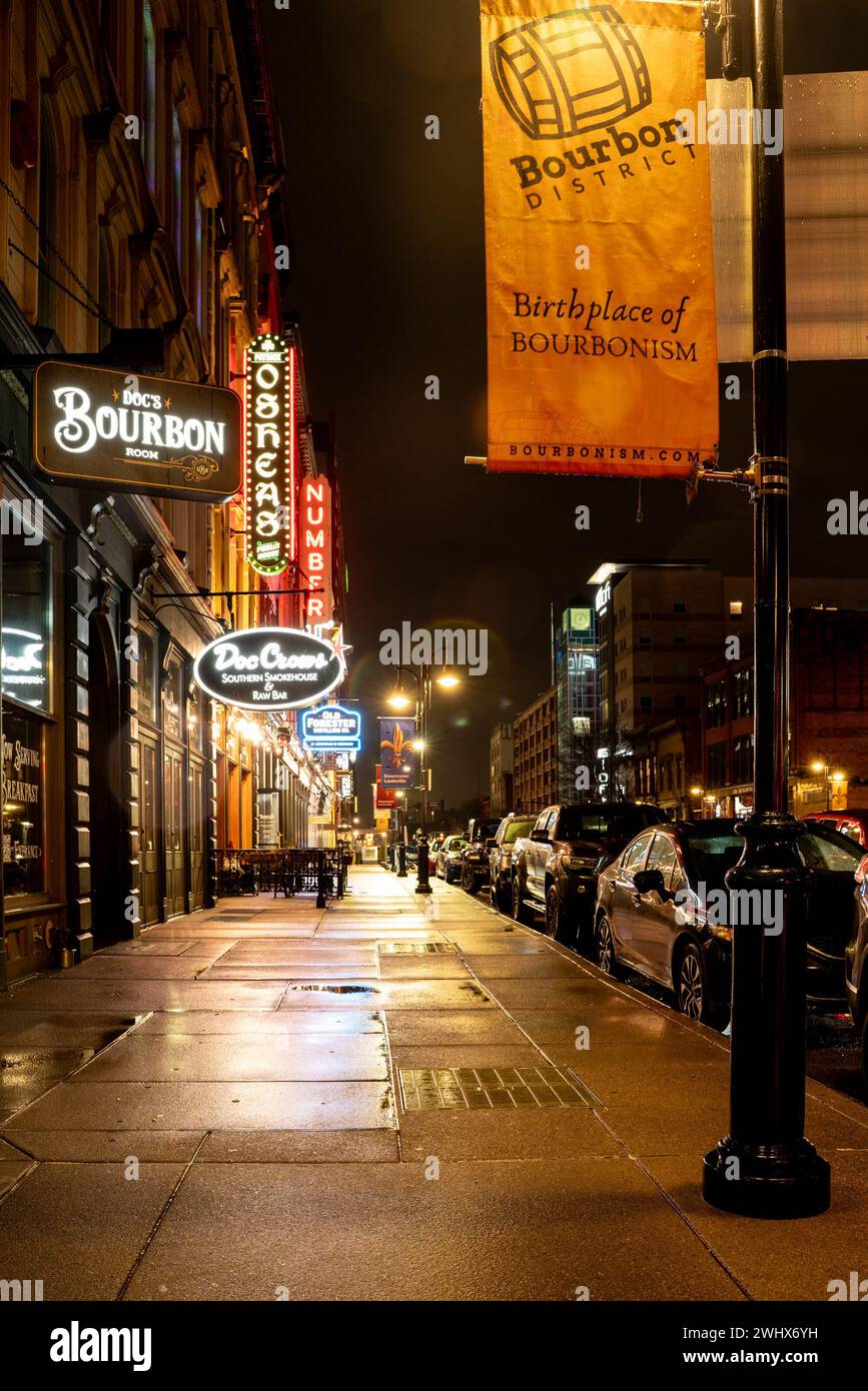 Louisville, Kentucky - 25. Januar 2024: Nächtliche Straßenszene im historischen Louisville Kentucky mit Bourbon-Bars und Restaurants Stockfoto