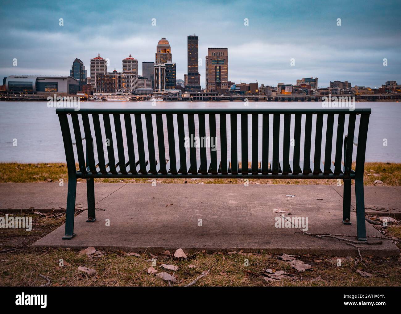 Louisville Kentucky Skyline mit Ohio River und Bank Stockfoto