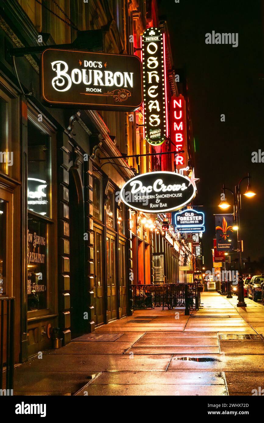 Louisville, Kentucky - 25. Januar 2024: Nächtliche Straßenszene im historischen Louisville Kentucky mit Bourbon-Bars und Restaurants Stockfoto