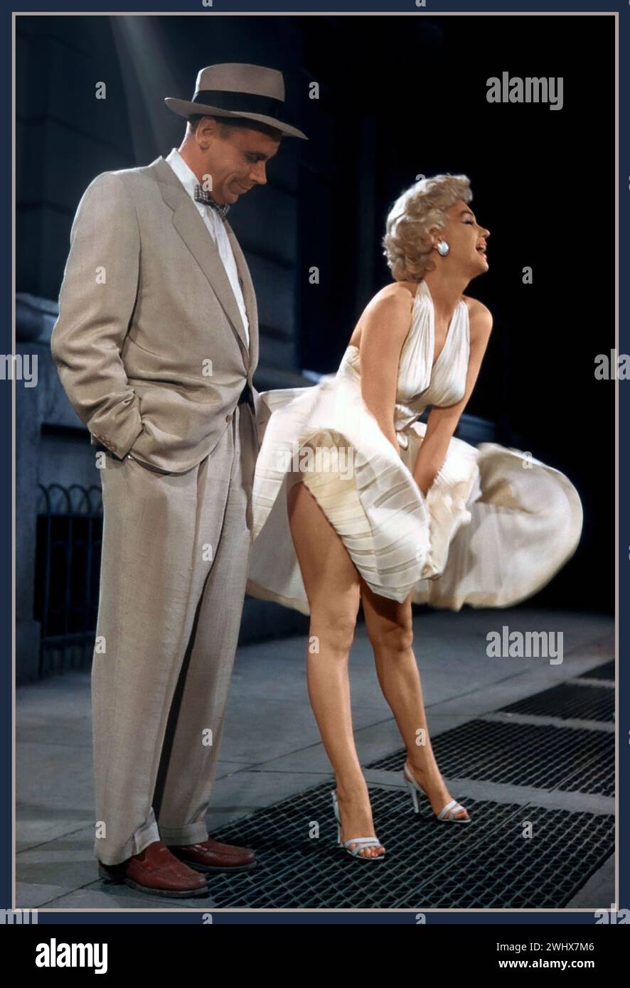 Das Sieben-Jahr-Jucken. Marilyn Monroe und Tom Ewell drehen 1955 in einer amerikanischen Romantik-Komödie von Billy Wilder, die er zusammen mit George Axelrod aus dem Dreiaktspiel 1952 schrieb. Die Hauptrollen des Films waren Marilyn Monroe und Tom Ewell, der seine Bühnenrolle wieder aufnahm. Es enthält eines der bekanntesten Popkultur-Bilder des 20. Jahrhunderts – Monroe steht auf einem U-Bahn-Gitter, während ihr weißes Kleid von einem vorbeifahrenden Zug nach oben geblasen wird. Hollywood USA Stockfoto