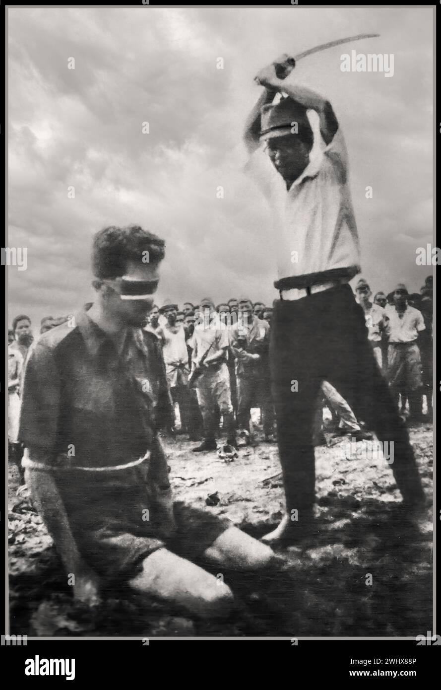 2. WELTKRIEG JAPANISCHES KRIEGSVERBRECHEN ENTHAUPTUNG VON SERGEANT SIFFLEET ERSCHÜTTERNDE JAPANISCHE GRÄUELTATEN AITAPE, NEUGUINEA. 24. Oktober 1943. Ein Foto, das auf einem toten japanischen Soldaten gefunden wurde, der Leonard G. Siffleet von der "M"-Spezialeinheit zeigt, in einer Augenbinde und mit gefesselten Armen, kurz davor, von Yasuno Chikao mit dem Schwert enthauptet zu werden. Die Hinrichtung wurde von Vizeadmiral Kamada angeordnet, dem Kommandeur der japanischen Marinestreitkräfte in Aitape. Sgt Siffleet wurde mit privaten (Pte) Pattiwahl und Pte Reharin, ambonesischen Mitgliedern der Niederländisch-indischen Streitkräfte, gefangen genommen, während er an der Aufklärung beteiligt war. Damit wir ihre Tapferkeit nicht vergessen. Stockfoto