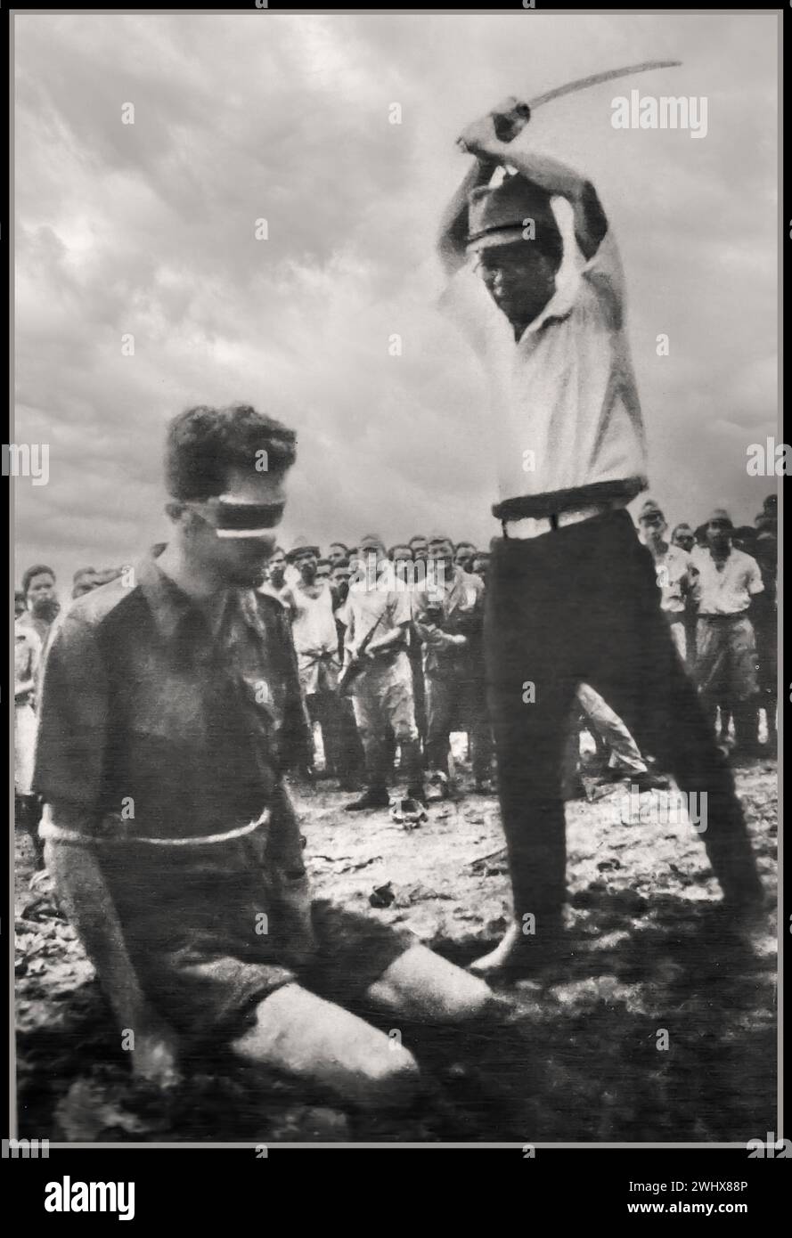 2. WELTKRIEG JAPANISCHES KRIEGSVERBRECHEN ENTHAUPTUNG VON SERGEANT SIFFLEET SCHOCKIERENDE JAPANISCHE GRÄUELTATEN AITAPE, NEUGUINEA. 24. Oktober 1943. Ein Foto, das auf einem toten japanischen Soldaten gefunden wurde, der Leonard G. Siffleet von der "M"-Spezialeinheit zeigt, in einer Augenbinde und mit gefesselten Armen, kurz davor, von Yasuno Chikao mit dem Schwert enthauptet zu werden. Die Hinrichtung wurde von Vizeadmiral Kamada angeordnet, dem Kommandeur der japanischen Marinestreitkräfte in Aitape. Sgt Siffleet wurde mit privaten (Pte) Pattiwahl und Pte Reharin, ambonesischen Mitgliedern der Niederländisch-indischen Streitkräfte, gefangen genommen, während er an der Aufklärung beteiligt war. Stockfoto