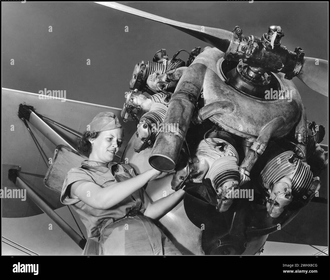 WW2 Women war Work Luftfahrzeugmechanikerin Mary Josephine Farley baut Flugzeugmotoren fachmännisch um. Obwohl sie erst zwanzig Jahre alt ist, hat sie einen privaten Pilotenschein und hat mehrere Überlandflüge gemacht. Zweiter Weltkrieg Datum August 1942 Stockfoto