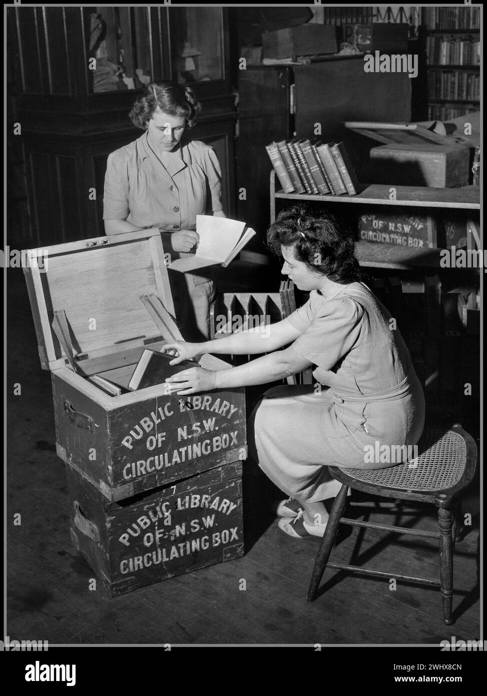 WW2 Library Books Reading Boxing Books während des Zweiten Weltkriegs für die Lending Library, Mitchell Building, State Library of New South Wales, 29.10.1943, WW2 World war II Stockfoto