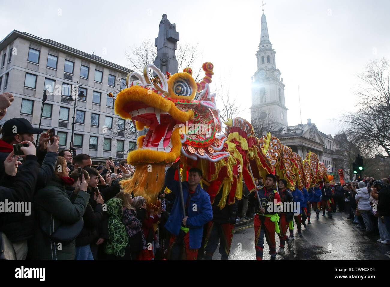London, Großbritannien. Februar 2024. Drachentanz-Darsteller unterhalten Menschen während der Chinesischen Neujahrsparade, während sie die Ankunft des Jahres des Drachen im Zentrum Londons feiern. Tausende von Menschen, die auf den Straßen das chinesische Neujahrsfest feiern. Quelle: SOPA Images Limited/Alamy Live News Stockfoto