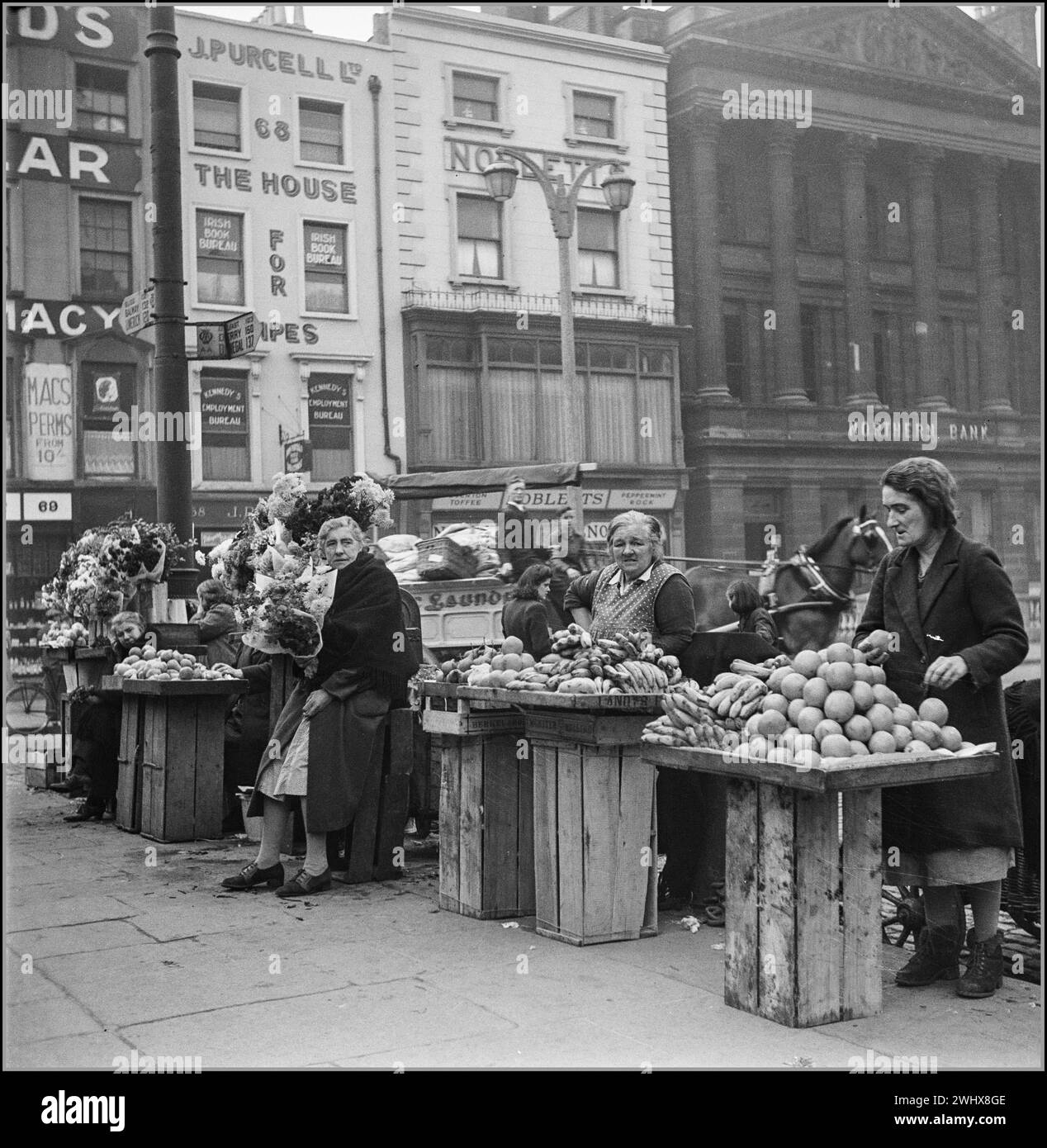 1946 WW2 Food Flowers Market DUBLIN MARKET STRASSENVERKÄUFER Obst- und Blumenverkäufer vor dem Hauptpostamt, an der Nelson's Pillar in der O'Connell Street Post war 1946 Dublin Irland Stockfoto