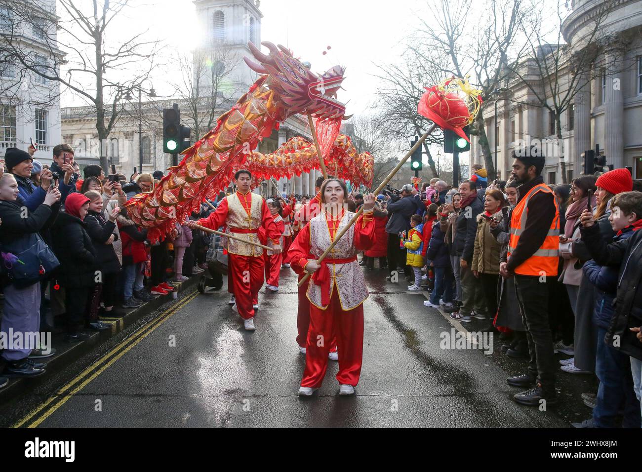 London, Großbritannien. Februar 2024. Drachentanz-Darsteller unterhalten Menschen während der Chinesischen Neujahrsparade, während sie die Ankunft des Jahres des Drachen im Zentrum Londons feiern. Tausende von Menschen, die auf den Straßen das chinesische Neujahrsfest feiern. Quelle: SOPA Images Limited/Alamy Live News Stockfoto
