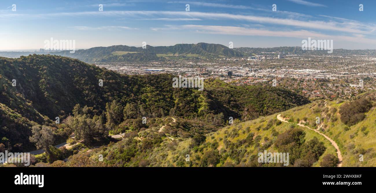 Panoramablick auf Burbank, CA, von den Verdugo Mountains aus. Los Angeles County, Südkalifornien Stockfoto