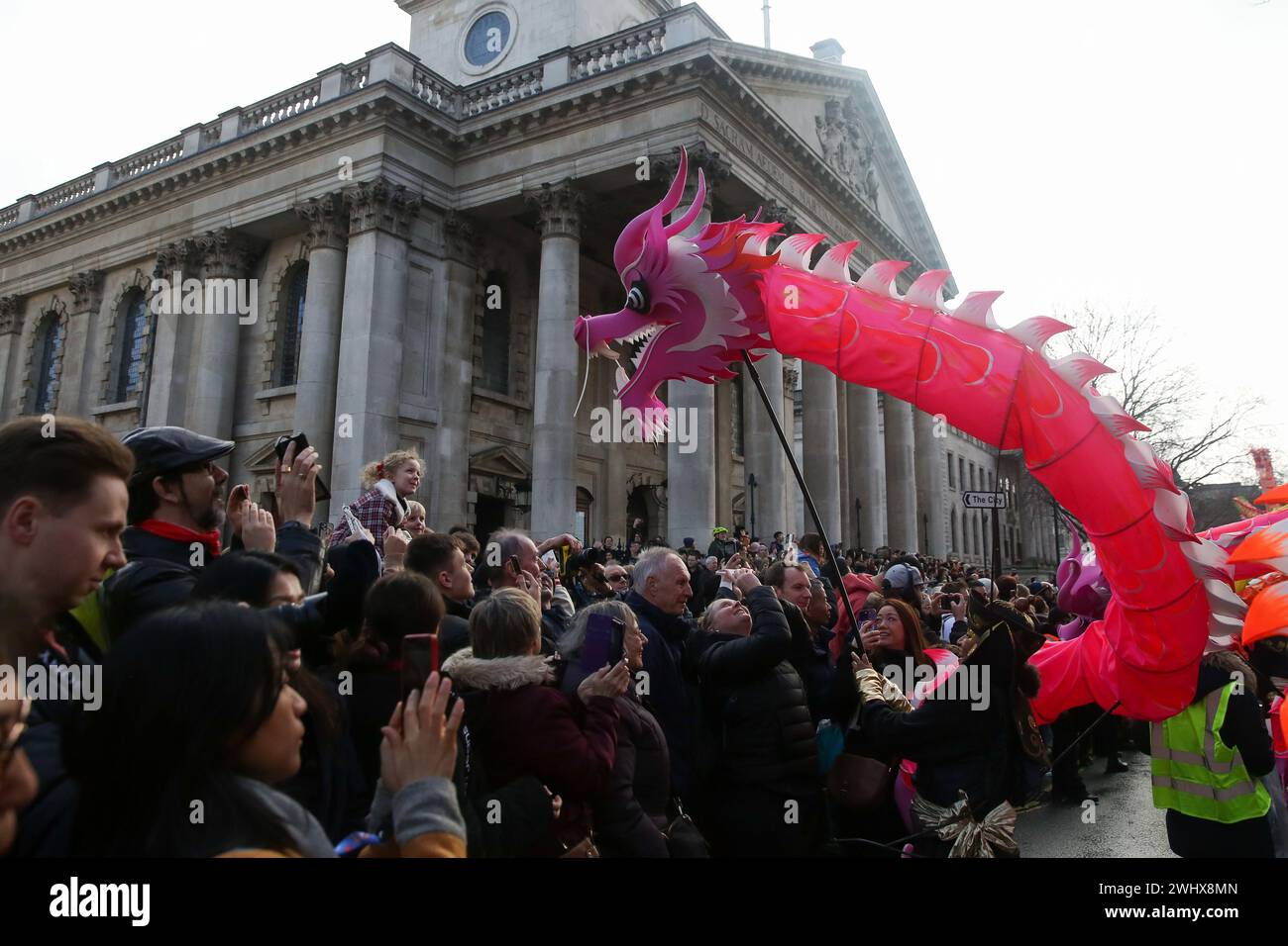 London, Großbritannien. Februar 2024. Drachentanz-Darsteller unterhalten Menschen während der Chinesischen Neujahrsparade, während sie die Ankunft des Jahres des Drachen im Zentrum Londons feiern. Tausende von Menschen, die auf den Straßen das chinesische Neujahrsfest feiern. Quelle: SOPA Images Limited/Alamy Live News Stockfoto