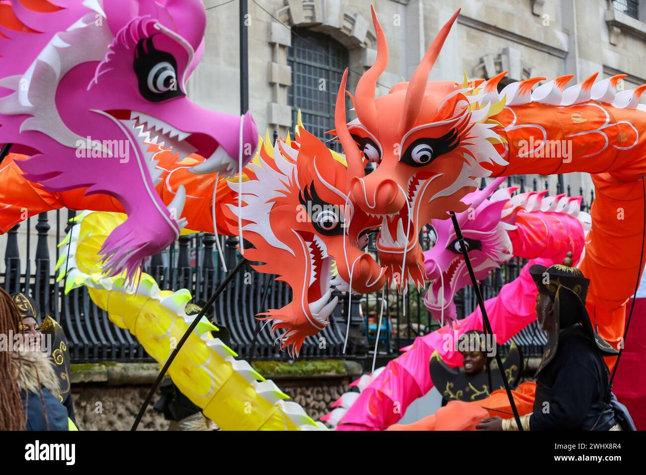 London, Großbritannien. Februar 2024. Drachentanz-Darsteller unterhalten Menschen während der Chinesischen Neujahrsparade, während sie die Ankunft des Jahres des Drachen im Zentrum Londons feiern. Tausende von Menschen, die auf den Straßen das chinesische Neujahrsfest feiern. Quelle: SOPA Images Limited/Alamy Live News Stockfoto