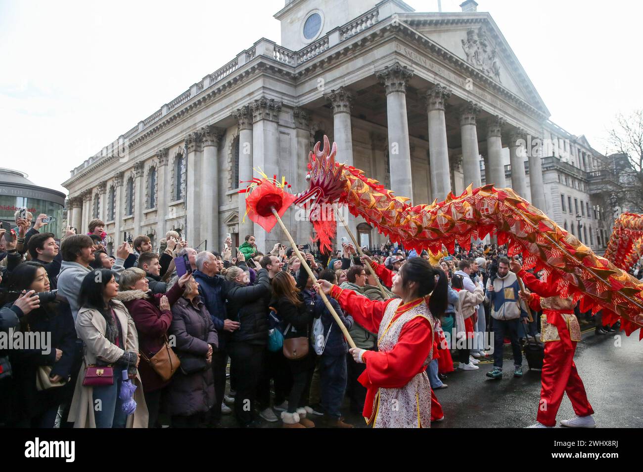 London, Großbritannien. Februar 2024. Drachentanz-Darsteller unterhalten Menschen während der Chinesischen Neujahrsparade, während sie die Ankunft des Jahres des Drachen im Zentrum Londons feiern. Tausende von Menschen, die auf den Straßen das chinesische Neujahrsfest feiern. Quelle: SOPA Images Limited/Alamy Live News Stockfoto
