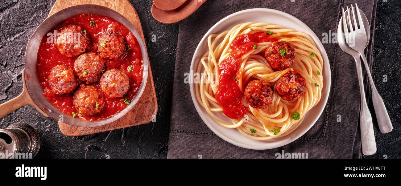 Fleischbällchen. Rindfleischbällchen, oben flach in einer Pfanne und mit Spaghetti Stockfoto