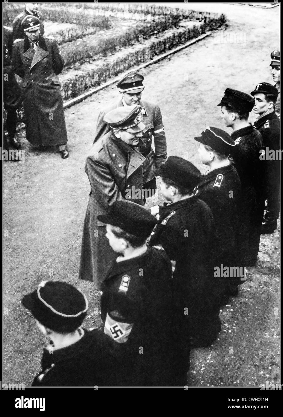 Adolf Hitler Letzte Tage, Berlin-Nazi-Deutschland vergibt Eiserne Kreuz-Medaillen an Hitlerjugend vor seinem Bunker. Eines der letzten Bilder, die vor seinem Selbstmord im Zweiten Weltkrieg 1945 aufgenommen wurden Stockfoto