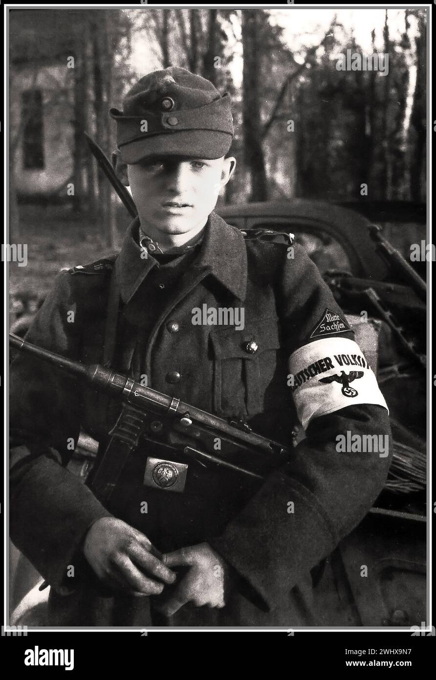 2. Weltkrieg 1945 VOLKSSTURM junger NS-Jugendkämpfer mit MP40 Maschinengewehr. Sein Armlabel weist darauf hin, dass er aus Mittelsachsen-Nazi-Deutschland stammt. Adolf Hitlers loyale letzte Keuschel „Volksarmee“ für die Verteidigung Berlins vor der Besatzung durch britische, sowjetische und amerikanische Truppen. 2. Weltkrieg 2. Weltkrieg Stockfoto