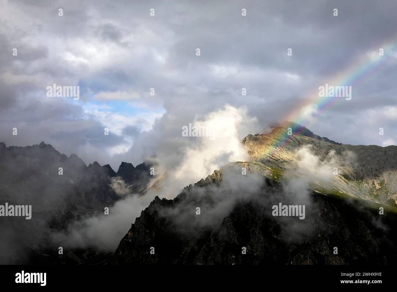 Regenbogen über dem Berggipfel Stockfoto