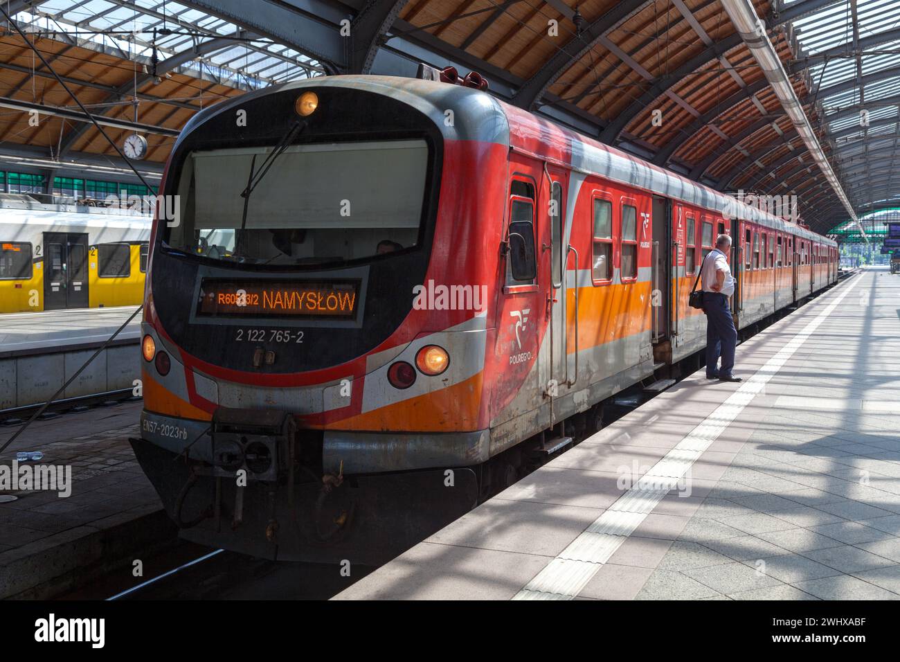 Breslau, Polen - 05. Juni 2019: Zug EN57ALd von POLREGIO am Bahnhof Wrocław Główny. Stockfoto