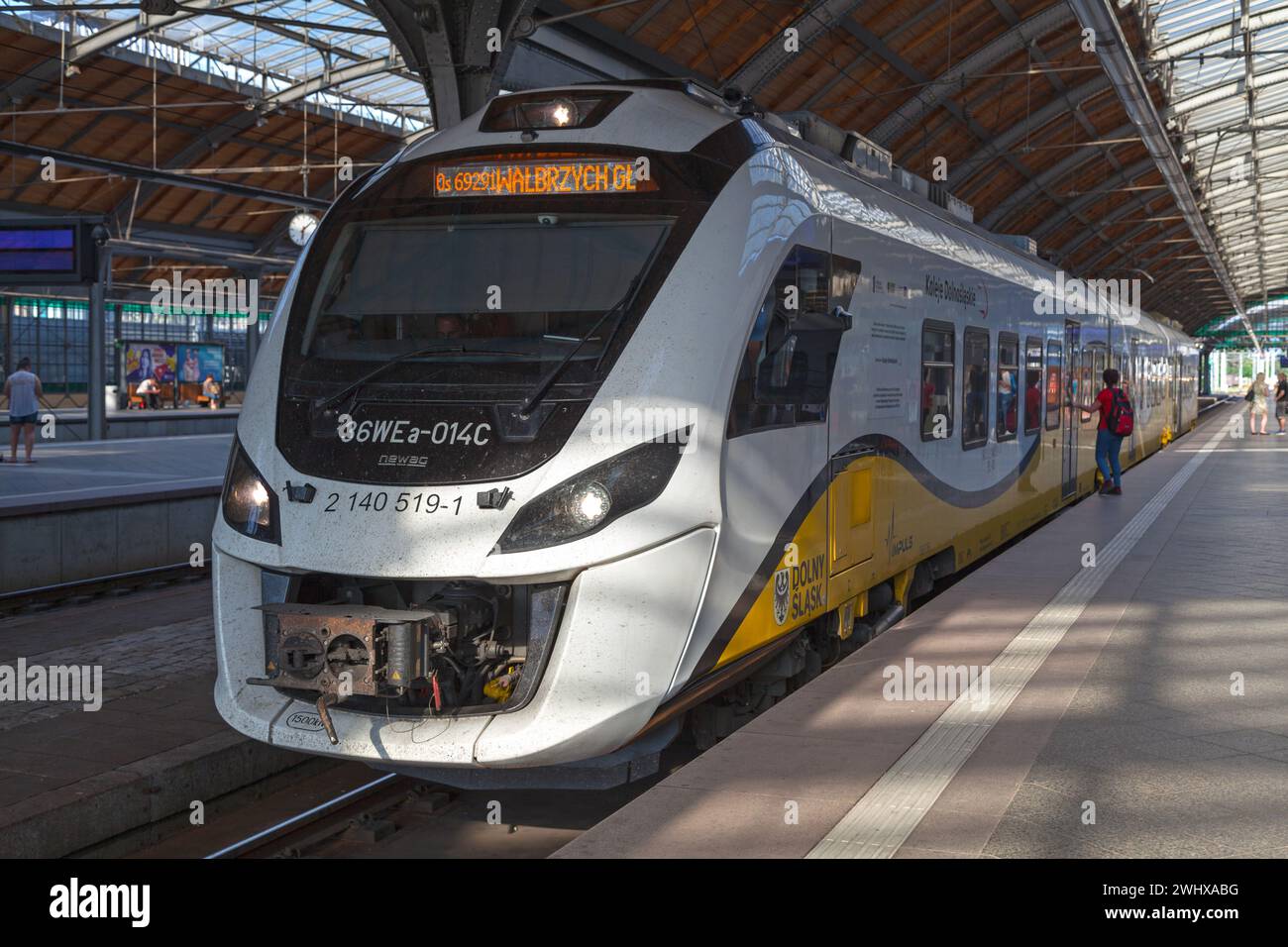 Breslau, Polen - 04. Juni 2019: Newag Impuls Zug betrieben von der Firma Koleje Dolnośląskie am Bahnhof Wrocław Główny. Stockfoto