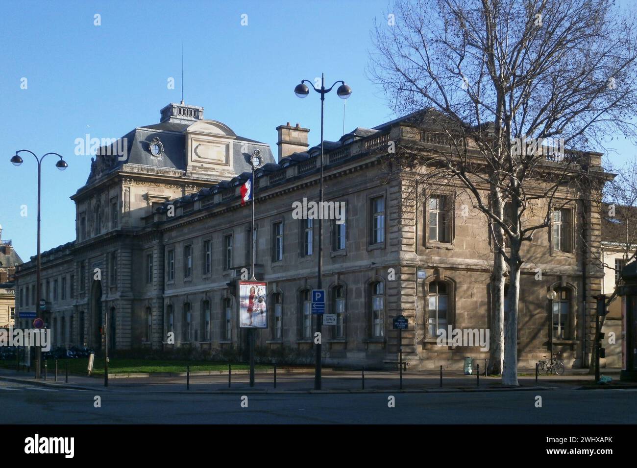 Paris, Frankreich - 17. Januar 2018: Die Ecole Militaire ist ein riesiger Gebäudekomplex, in dem verschiedene militärische Ausbildungseinrichtungen im 7. Jahrhundert untergebracht sind Stockfoto