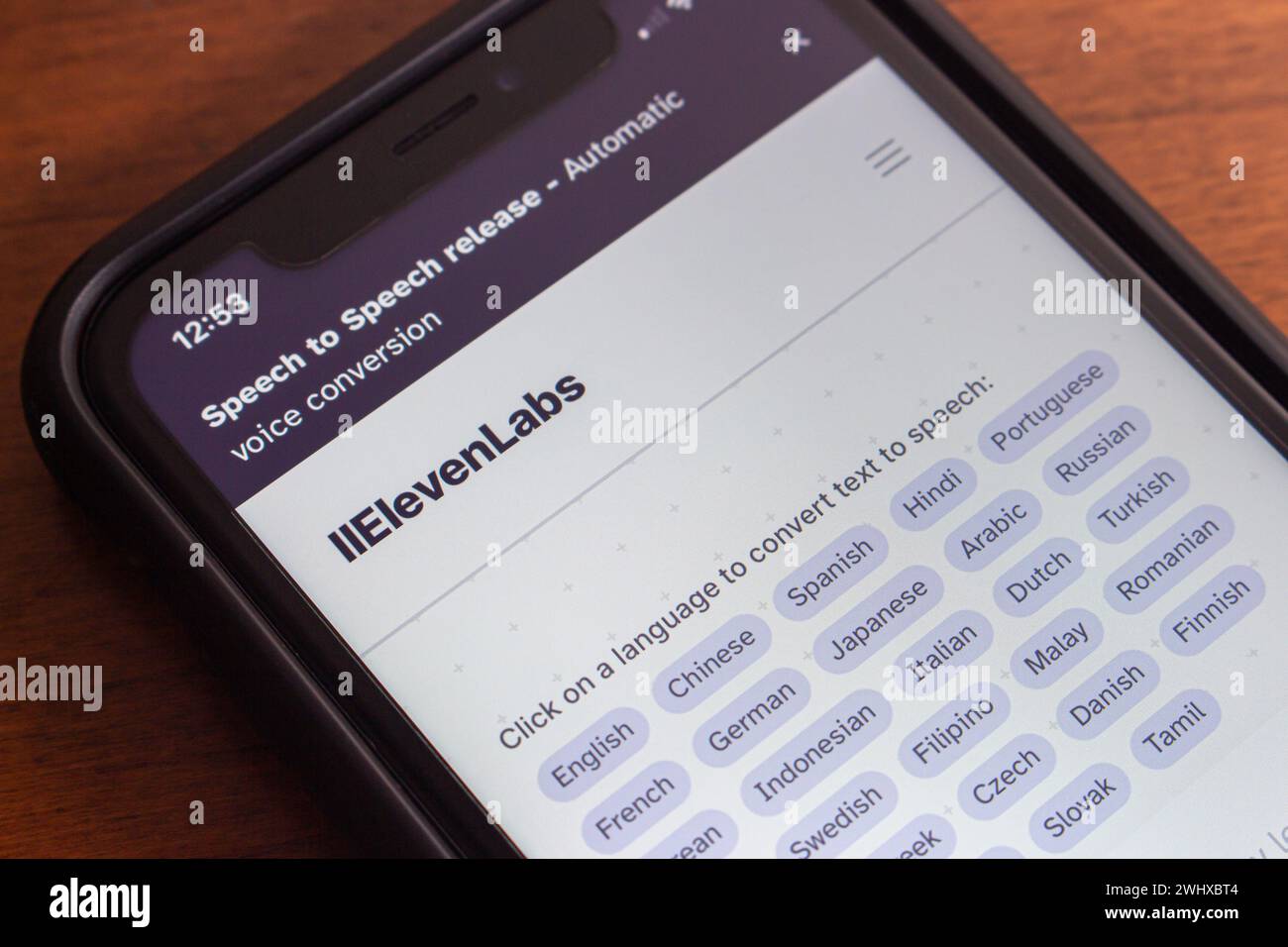 Website von ElevenLabs auf dem iPhone. ElevenLabs ist ein Technologieunternehmen, das sich auf die Entwicklung von Sprachsynthese und Text-to-Speech-Software mit KI spezialisiert hat Stockfoto