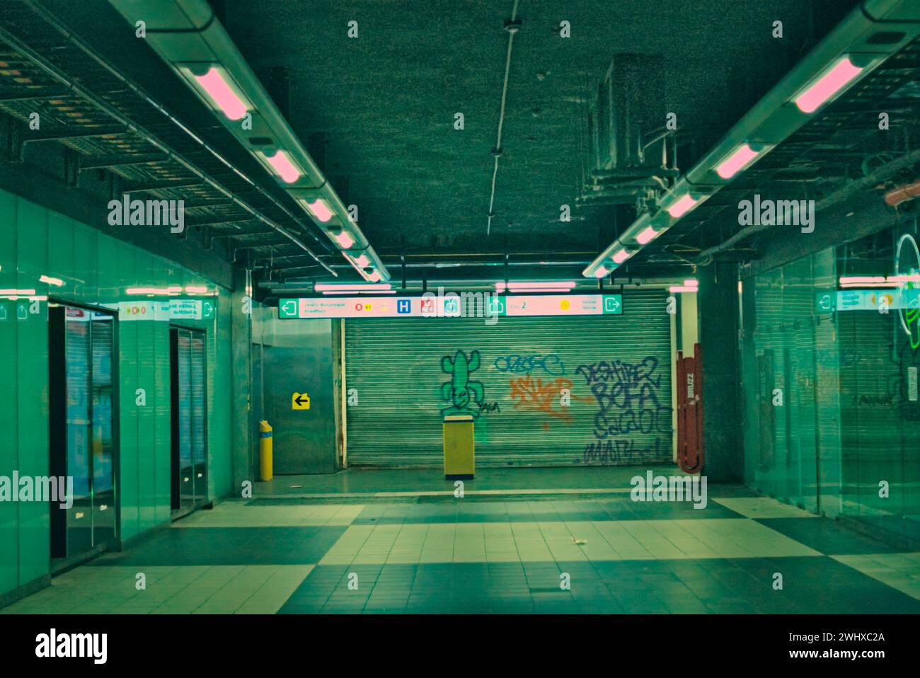 Brüssel, Belgien 5. Februar 2024. Das Innere der U-Bahn an der Station Roger. Gaffiti an den Wänden. Öffentliche Verkehrsmittel in Belgien. Langer Korridor. Stockfoto