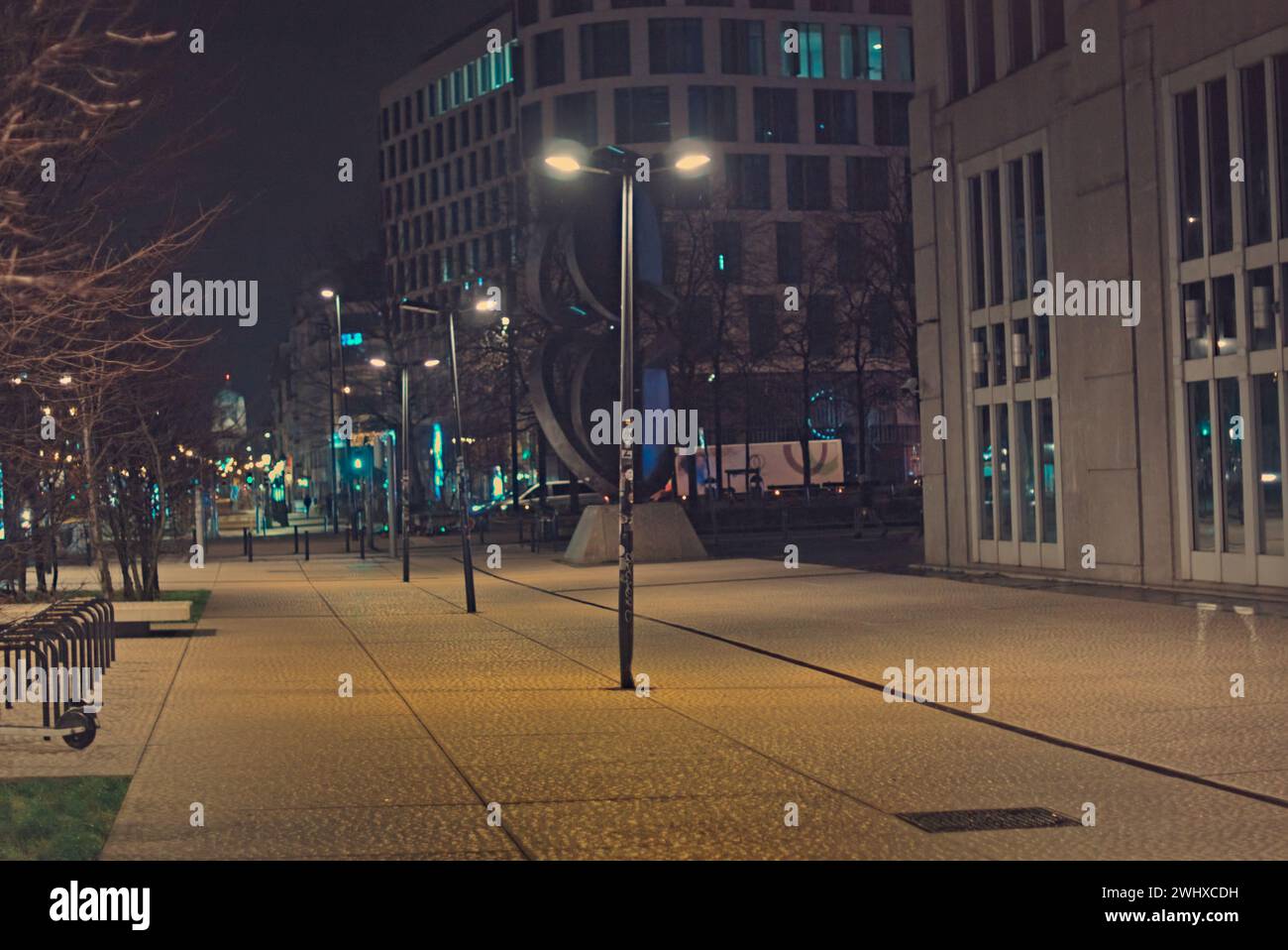 Brüssel, Belgien Februar 2024. Abstrakte Straßenlandschaft. Fassade der Brüsseler Gebäude. Stadtarchitektur. Nächtliche Stadtlichter. Lange Straße und Platz Stockfoto