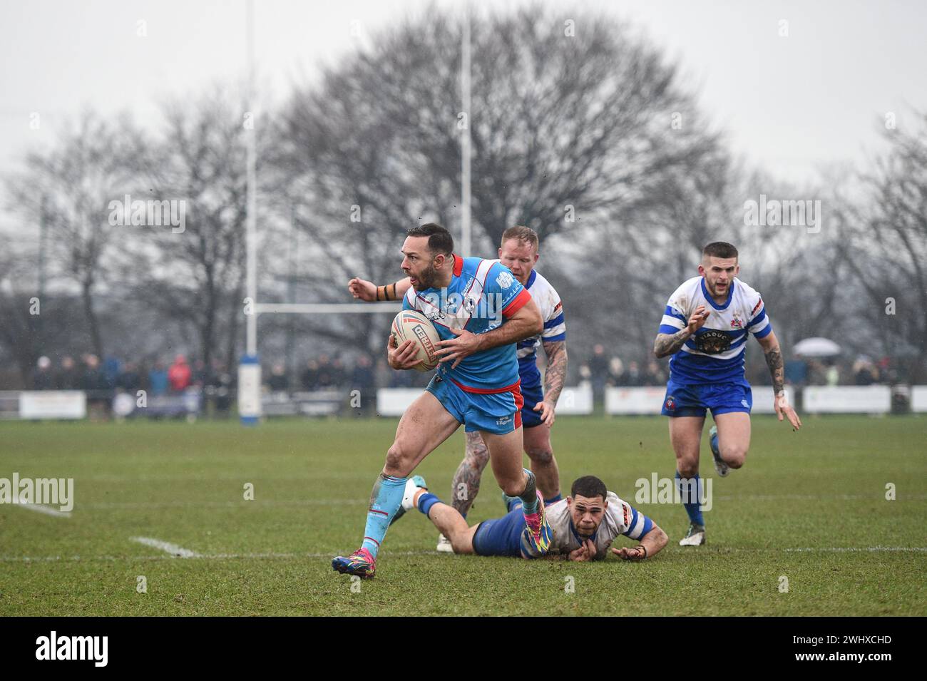 Halifax, England - 7. Februar 2024 - Luke Gale von Wakefield Trinity bricht aus, um einen Treffer zu erzielen. Rugby League Challenge Cup, Siddal ARLFC vs Wakefield Trinity in Chevinedge (Siddal Sports and Community Centre), Halifax, UK Dean Williams Stockfoto