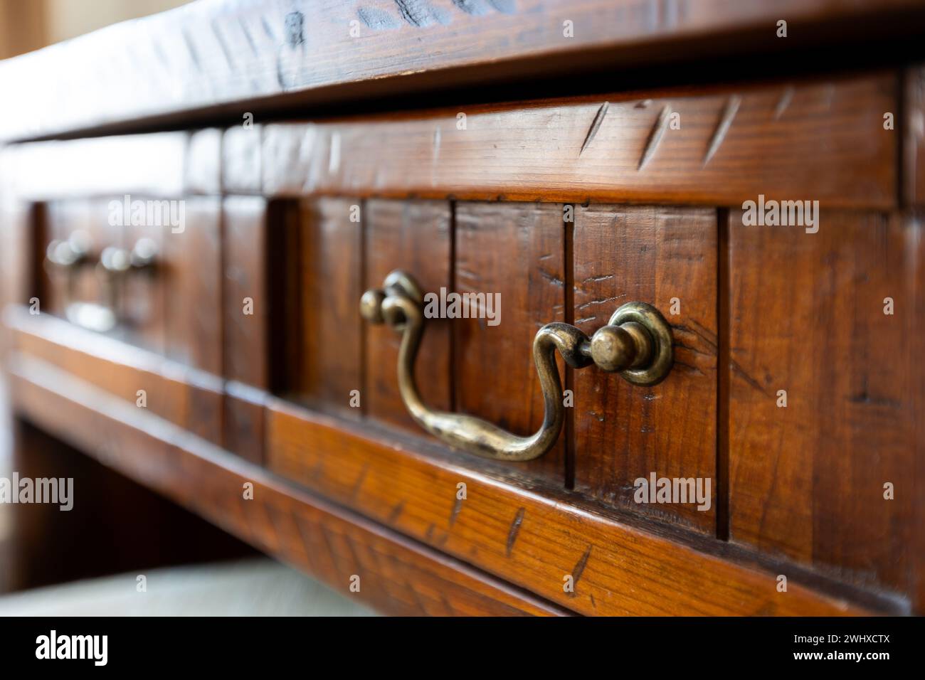 Vintage-Eisengriff, antike Möbel, Nahaufnahme Stockfoto
