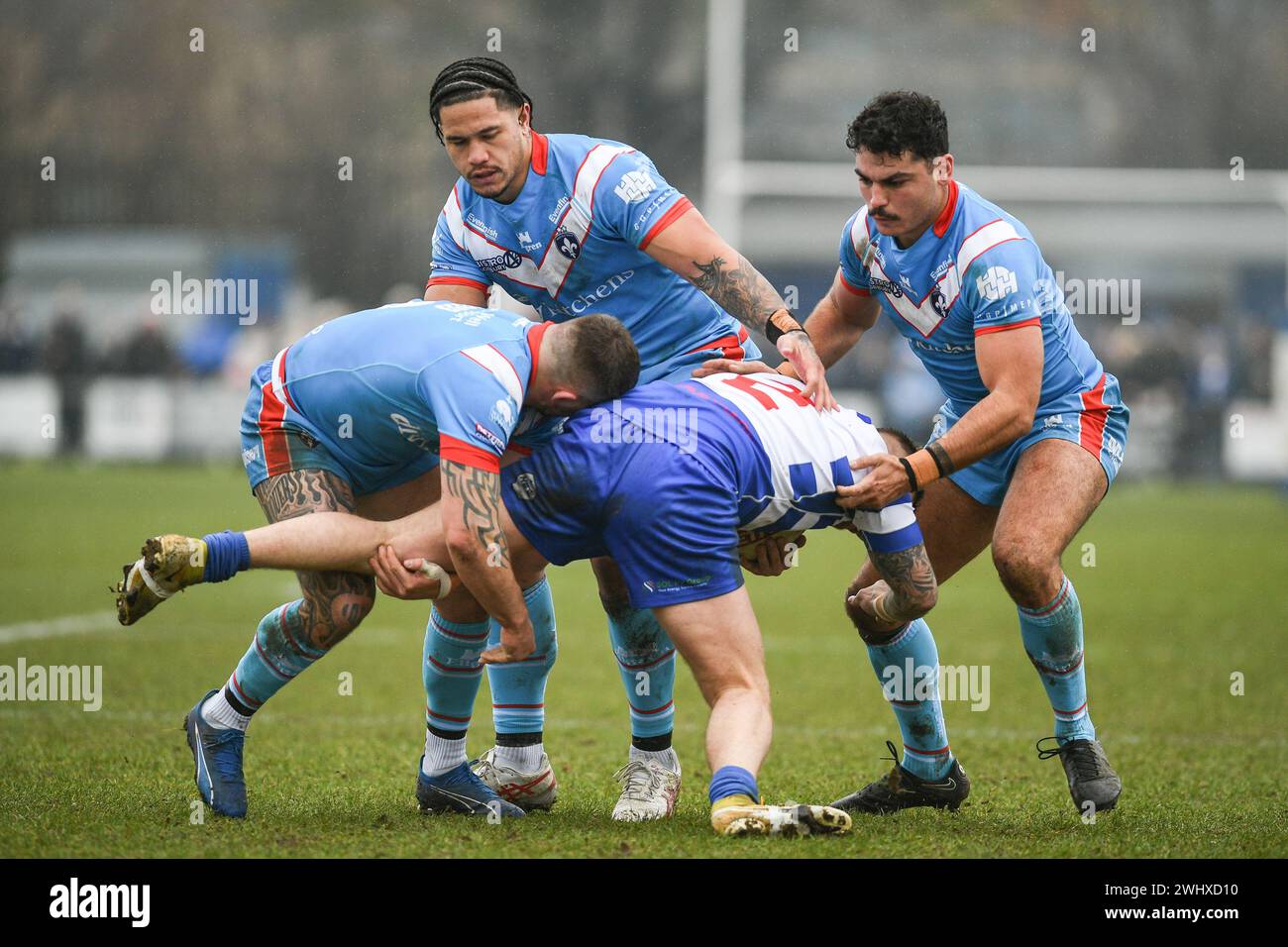 Halifax, England - 7. Februar 2024: Dom Booth von Siddal ARLFC, Wakefield Trinity's Liam Hood, Renouf Atoni und Mathieu Cozza. Rugby League Challenge Cup, Siddal ARLFC vs Wakefield Trinity in Chevinedge (Siddal Sports and Community Centre), Halifax, UK Dean Williams Stockfoto