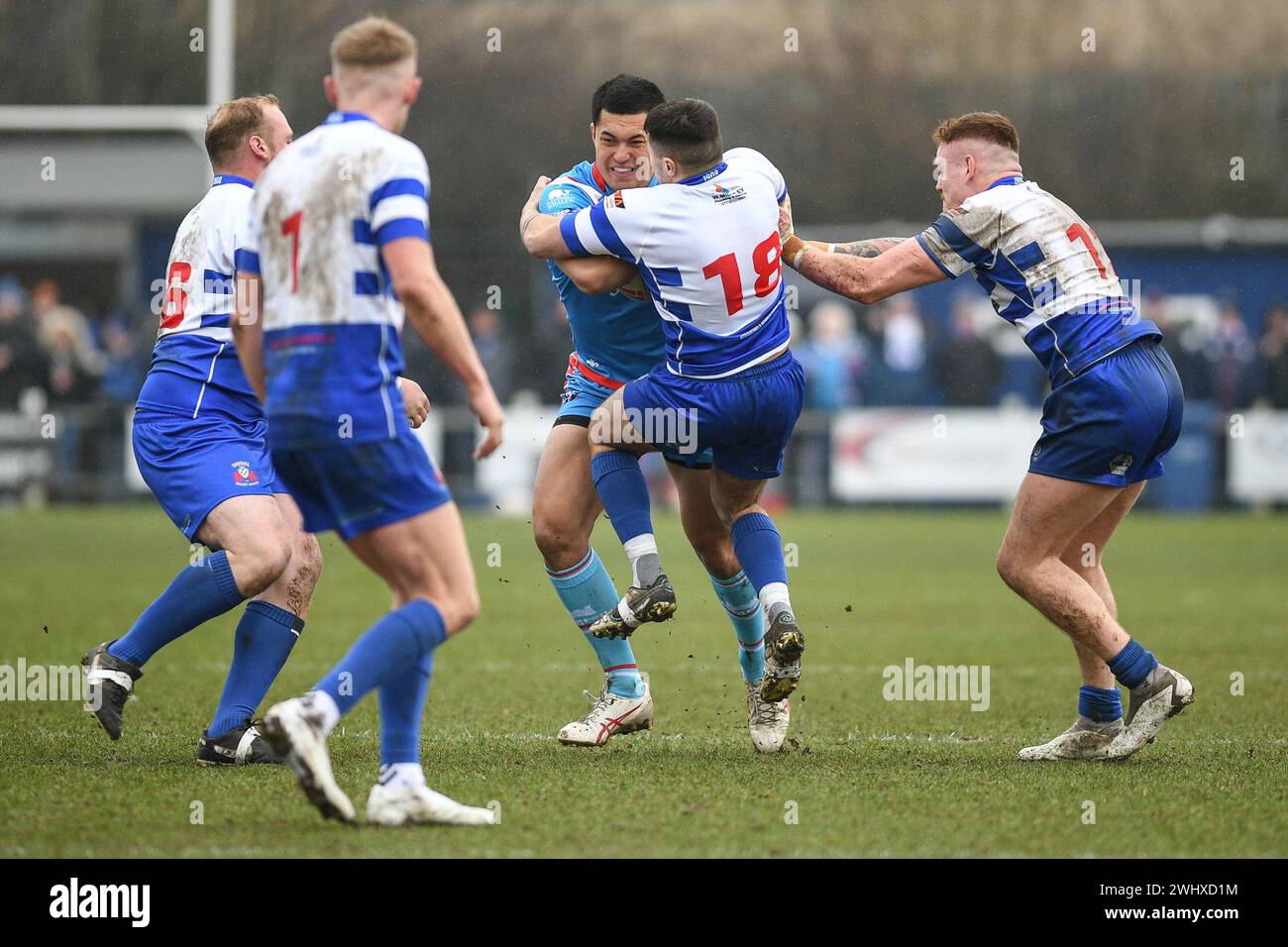Halifax, England - 7. Februar 2024: Isiah Vagana von Wakefield Trinity kämpft gegen Mason Scott von Siddal ARLFC. Rugby League Challenge Cup, Siddal ARLFC vs Wakefield Trinity in Chevinedge (Siddal Sports and Community Centre), Halifax, UK Dean Williams Stockfoto