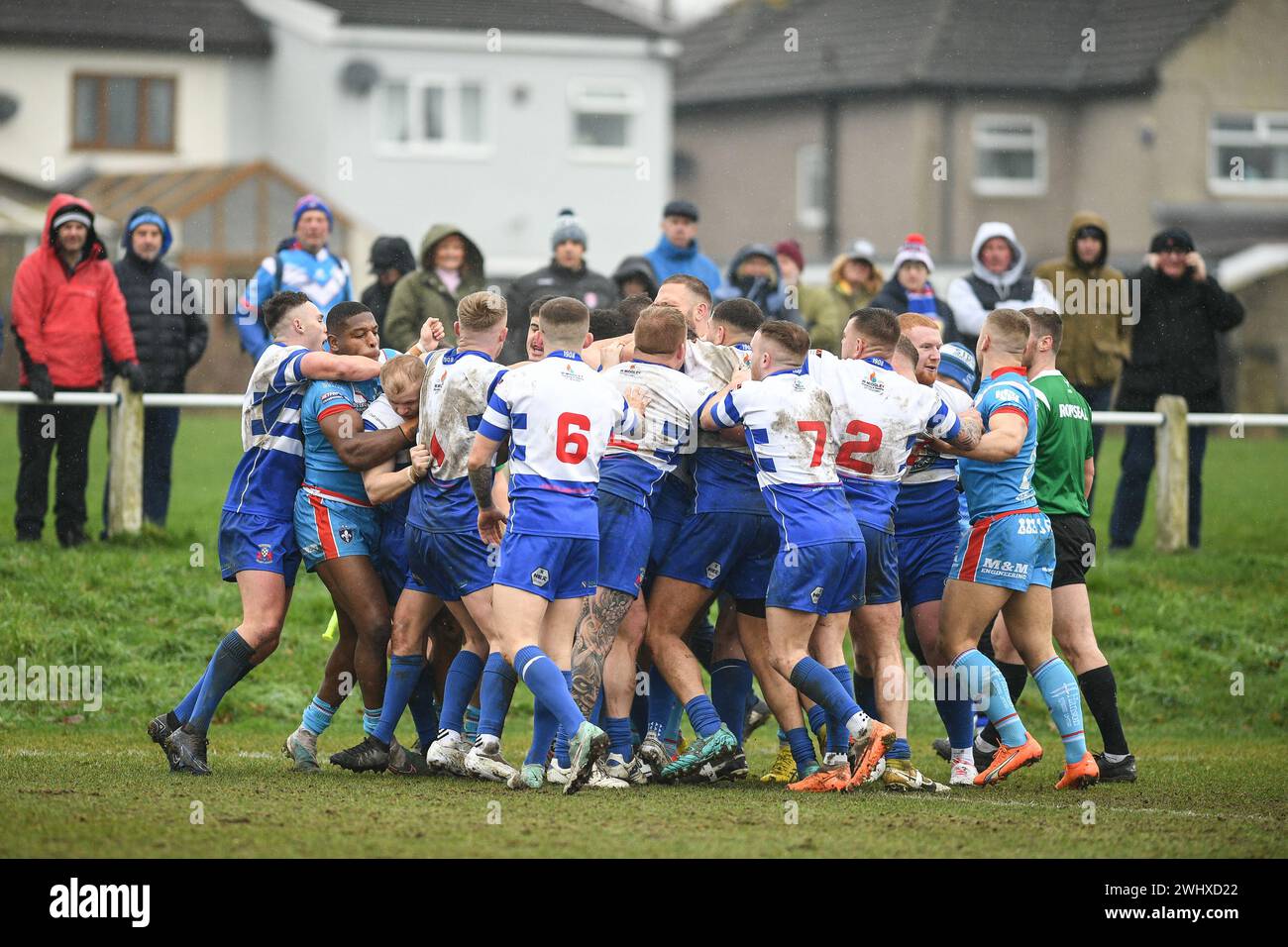 Halifax, England - 7. Februar 2024 - Spieler tauschen ihre Meinung aus. Rugby League Challenge Cup, Siddal ARLFC vs Wakefield Trinity in Chevinedge (Siddal Sports and Community Centre), Halifax, UK Dean Williams Stockfoto