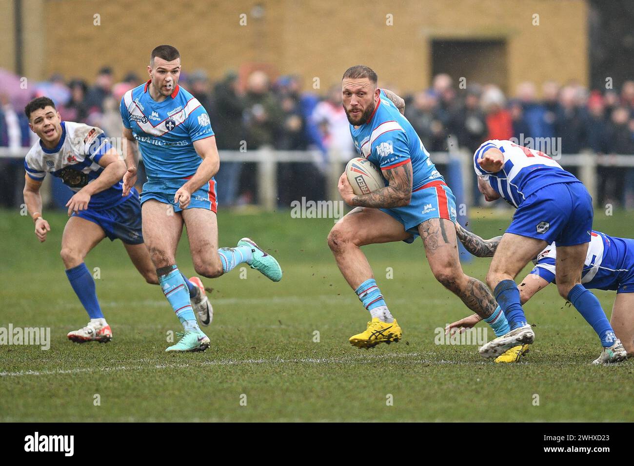 Halifax, England - 7. Februar 2024 - Josh Griffin von Wakefield Trinity bricht das Tackle. Rugby League Challenge Cup, Siddal ARLFC vs Wakefield Trinity in Chevinedge (Siddal Sports and Community Centre), Halifax, UK Dean Williams Stockfoto