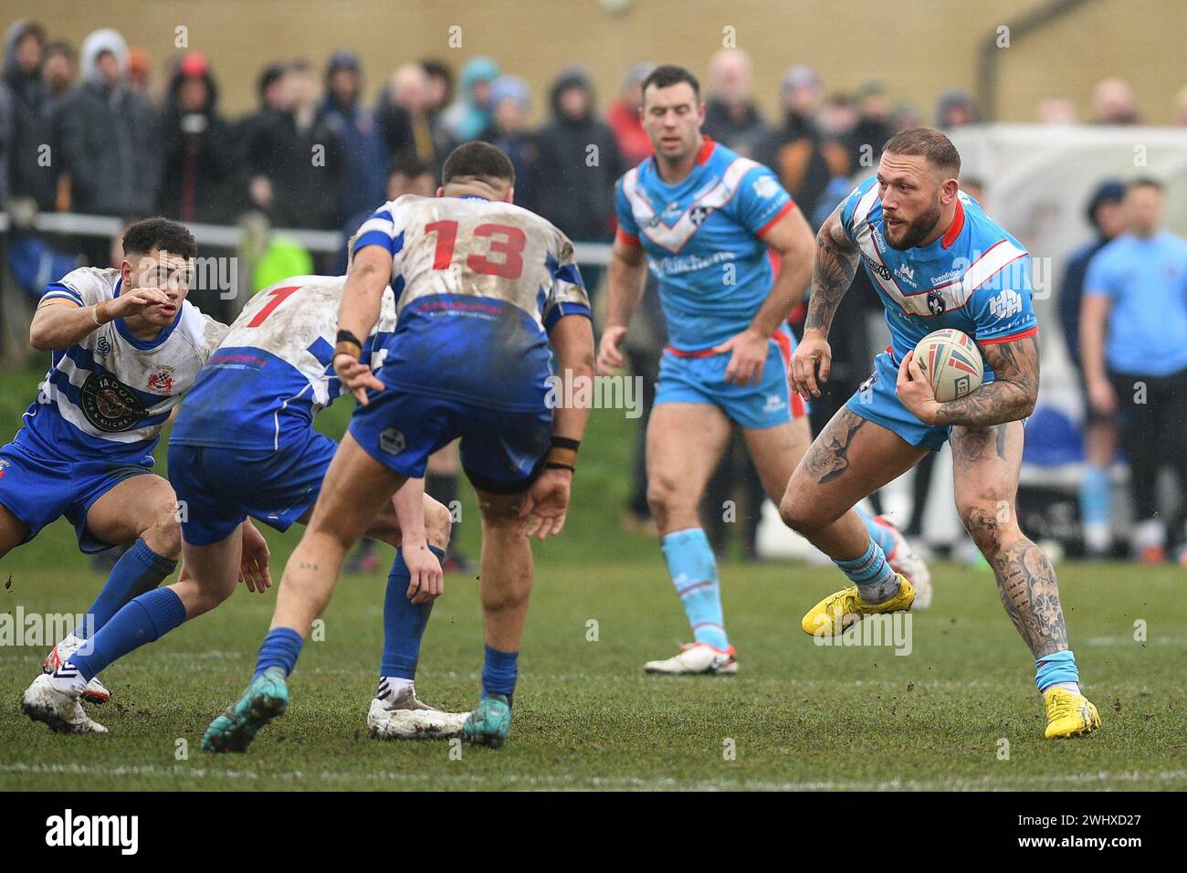Halifax, England - 7. Februar 2024 - Josh Griffin von Wakefield Trinity bricht das Tackle. Rugby League Challenge Cup, Siddal ARLFC vs Wakefield Trinity in Chevinedge (Siddal Sports and Community Centre), Halifax, UK Dean Williams Stockfoto