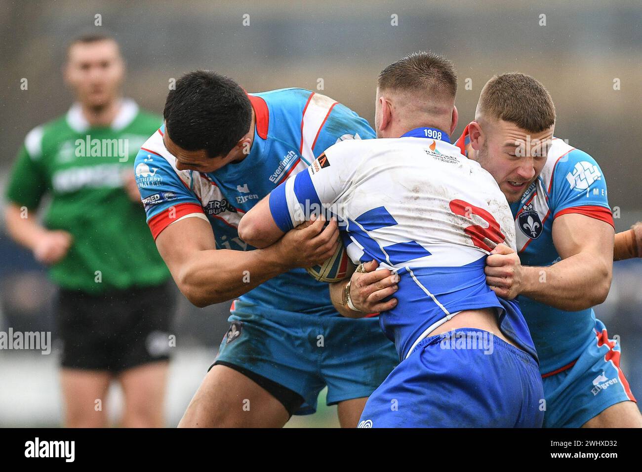Halifax, England – 7. Februar 2024 – Isiah Vagana und Thomas Doyle von Wakefield Trinity packen Dom Booth von Siddal ARLFC an. Rugby League Challenge Cup, Siddal ARLFC vs Wakefield Trinity in Chevinedge (Siddal Sports and Community Centre), Halifax, UK Dean Williams Stockfoto