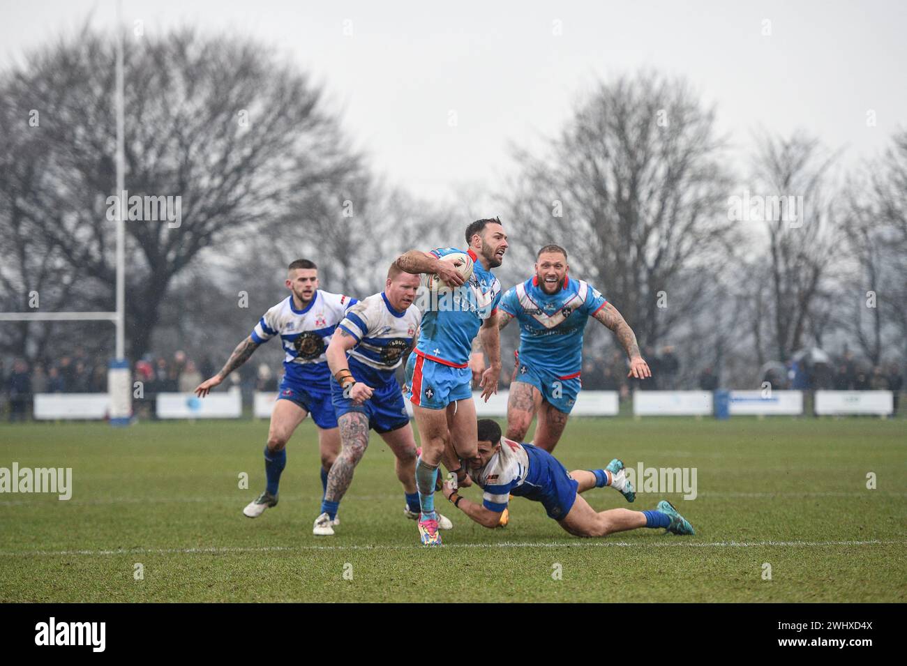 Halifax, England - 7. Februar 2024 - Luke Gale von Wakefield Trinity bricht aus, um einen Treffer zu erzielen. Rugby League Challenge Cup, Siddal ARLFC vs Wakefield Trinity in Chevinedge (Siddal Sports and Community Centre), Halifax, UK Dean Williams Stockfoto