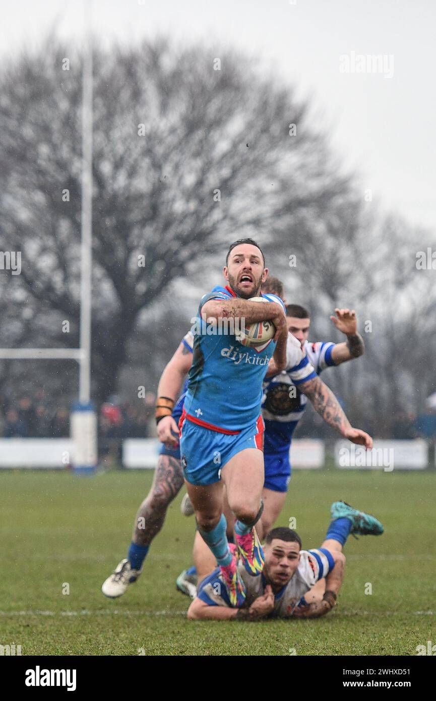 Halifax, England - 7. Februar 2024 - Luke Gale von Wakefield Trinity bricht aus, um einen Treffer zu erzielen. Rugby League Challenge Cup, Siddal ARLFC vs Wakefield Trinity in Chevinedge (Siddal Sports and Community Centre), Halifax, UK Dean Williams Stockfoto