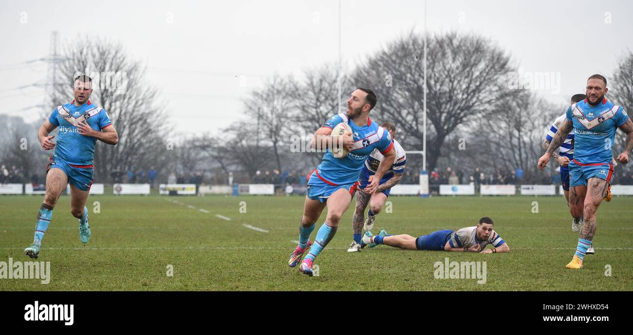 Halifax, England - 7. Februar 2024 - Luke Gale von Wakefield Trinity bricht aus, um einen Treffer zu erzielen. Rugby League Challenge Cup, Siddal ARLFC vs Wakefield Trinity in Chevinedge (Siddal Sports and Community Centre), Halifax, UK Dean Williams Stockfoto