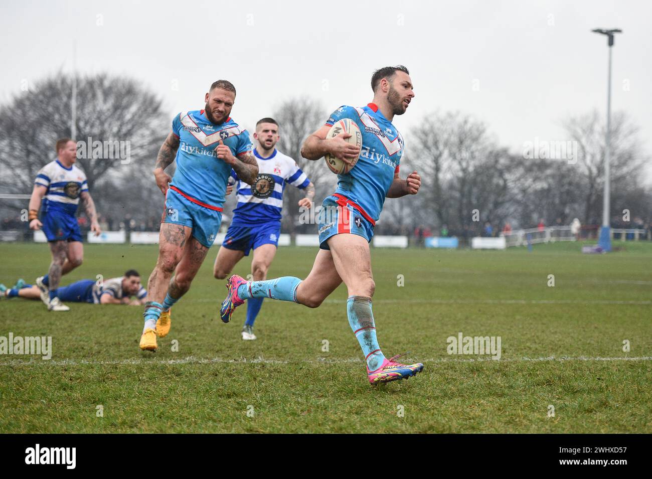 Halifax, England - 7. Februar 2024 - Luke Gale von Wakefield Trinity bricht aus, um einen Treffer zu erzielen. Rugby League Challenge Cup, Siddal ARLFC vs Wakefield Trinity in Chevinedge (Siddal Sports and Community Centre), Halifax, UK Dean Williams Stockfoto