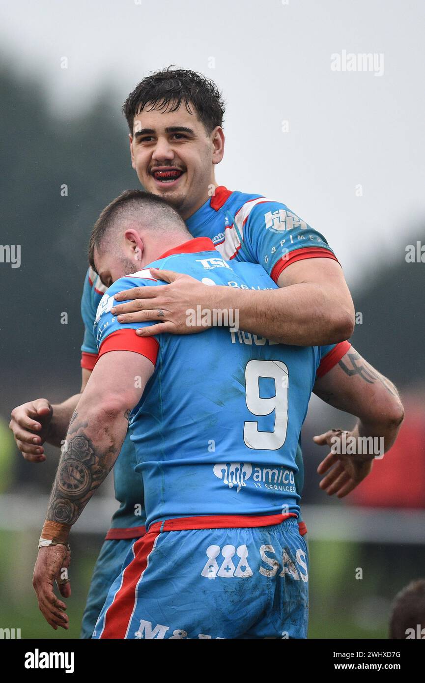 Halifax, England - 7. Februar 2024 - Wakefield Trinity's Liam Hood feiert den Versuch mit Caleb Uele von Wakefield Trinity. Rugby League Challenge Cup, Siddal ARLFC vs Wakefield Trinity in Chevinedge (Siddal Sports and Community Centre), Halifax, UK Dean Williams Stockfoto