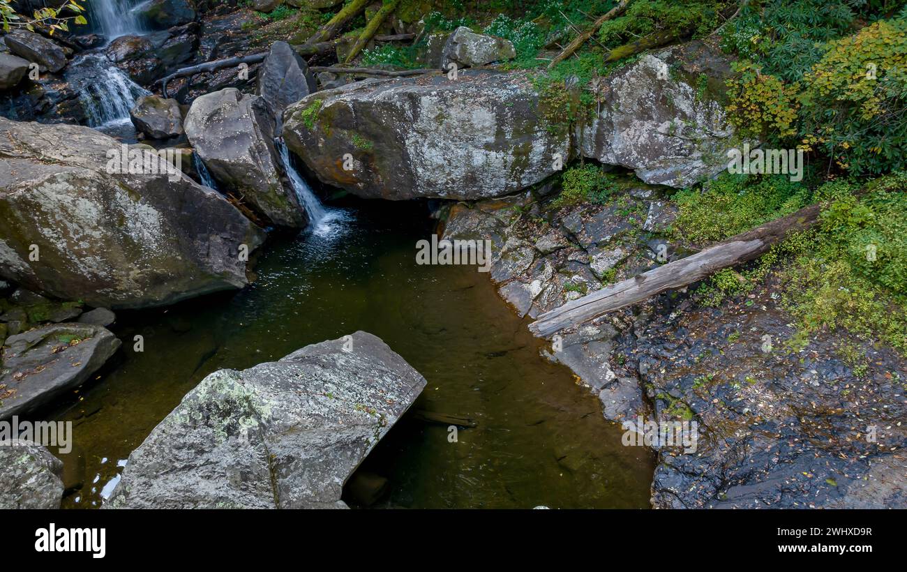 Ein wunderschöner Waerfall fließt in Einem Berggebiet Stockfoto