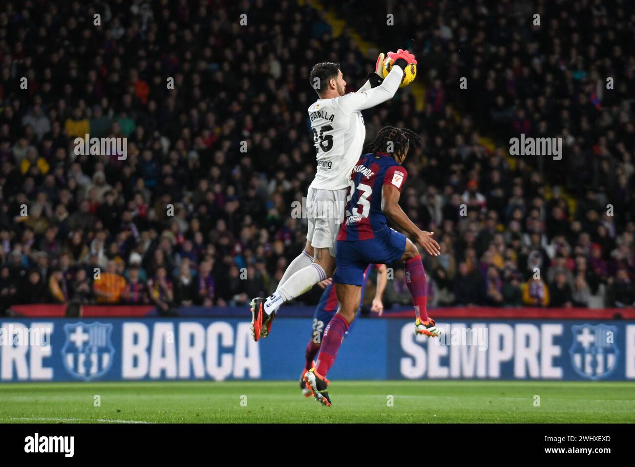 Girona, Spanien. Februar 2024. BARCELONA, SPANIEN - 11. FEBRUAR: Augusto Batalla aus Granada rettet den Ball unter Druck von Kounde vom FC Barcelona während des Spiels zwischen dem FC Barcelona und Granada im Olympiastadion Lluís Companys am 11. Februar 2024 in Girona, Spanien. (Foto: Sara Aribó/PxImages) Credit: PX Images/Alamy Live News Stockfoto