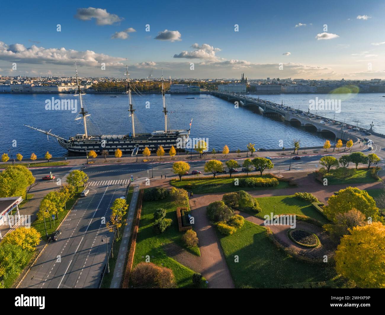 Blick aus der Vogelperspektive auf die Troitski-Brücke, den Platz, die Kapelle, den Solowki-Stein, die Kreuzung der Kamenoostrovsky-Straße und die Straße von Kuibyshev bei Sonnenuntergang, Goldener Herbst Stockfoto