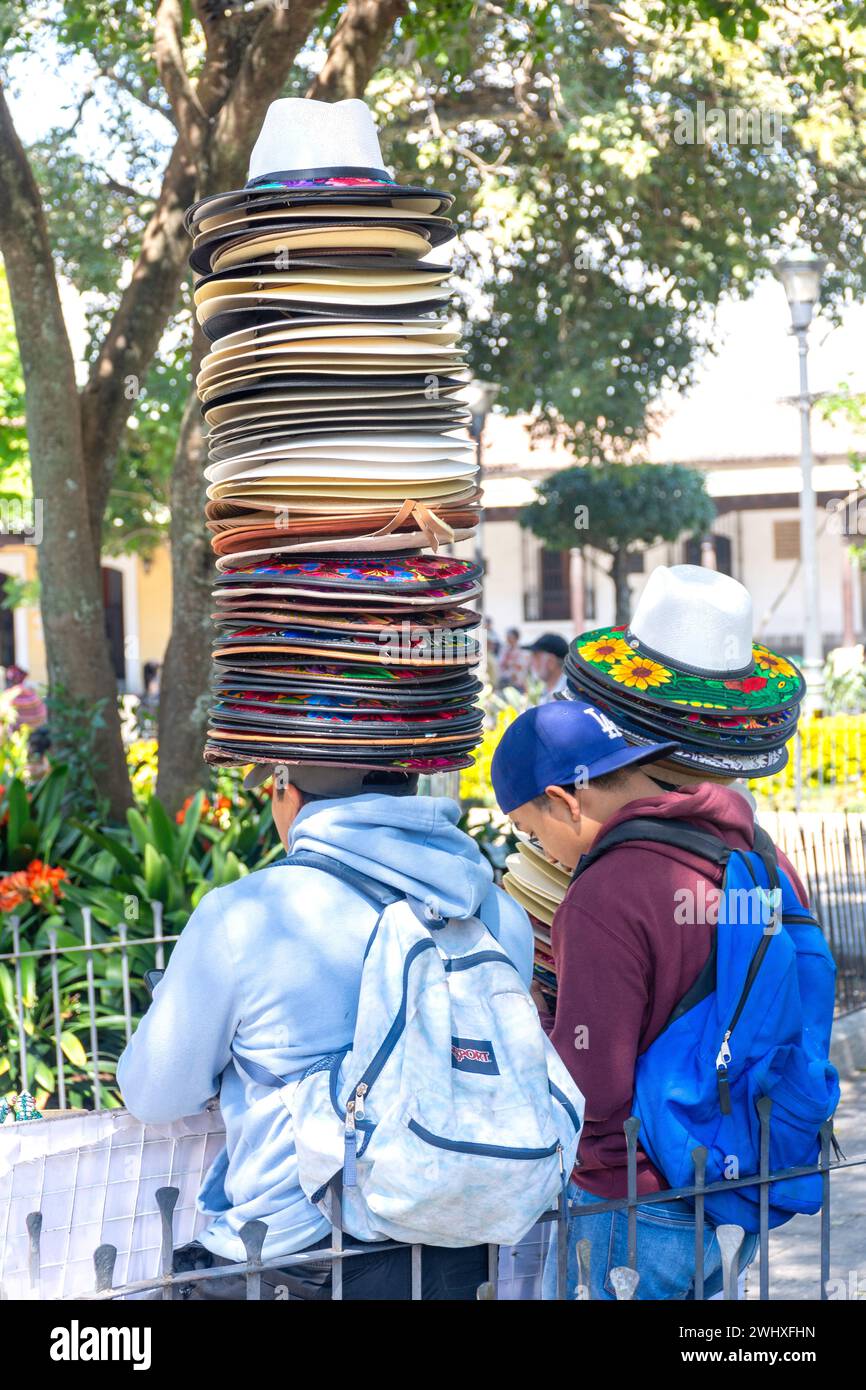 Männliche Hutverkäufer im Central Park, Antigua, Sacatepéquez Department, Republik Guatemala Stockfoto