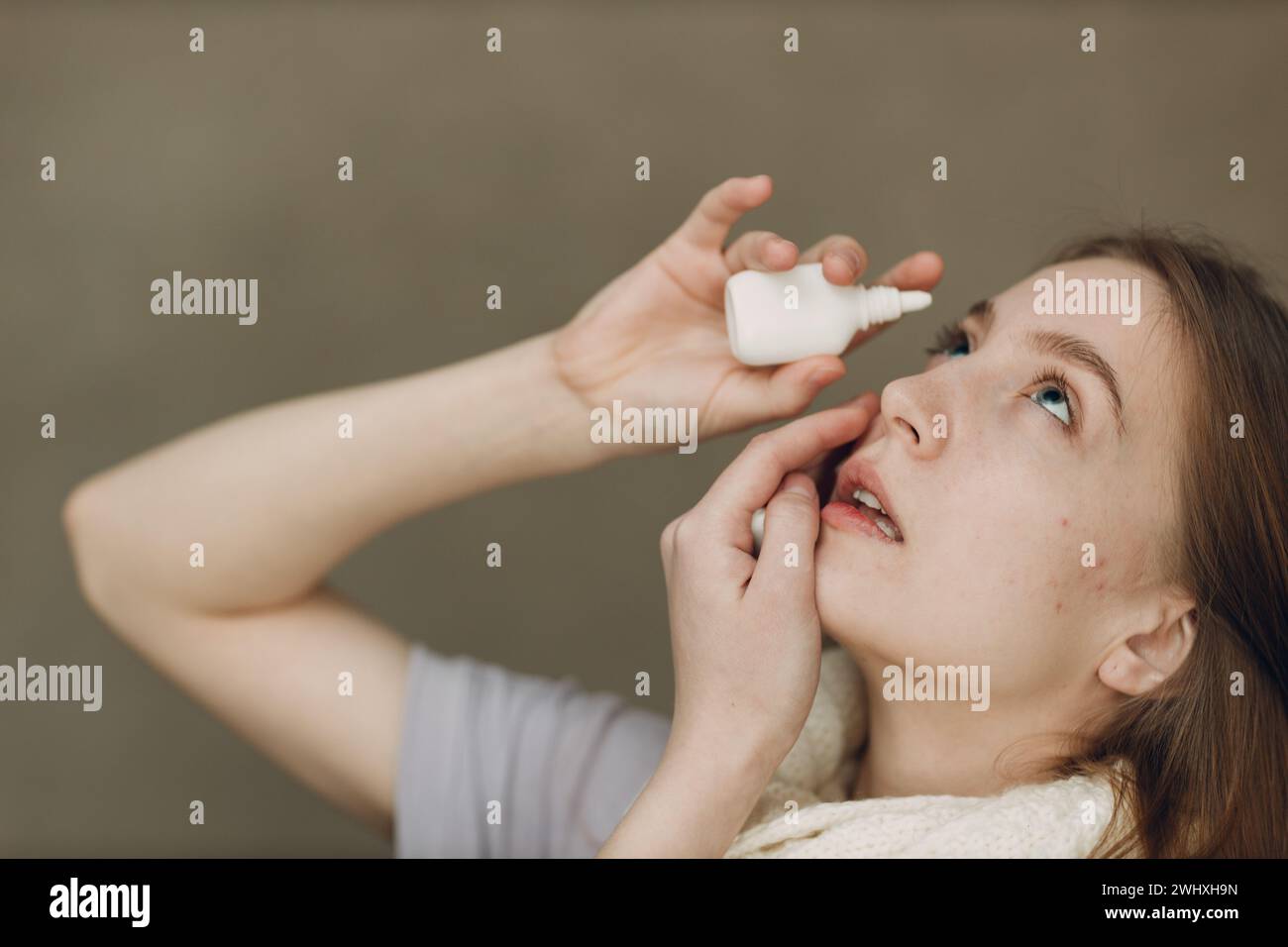 Junge Frau hat Grippe Katarrh Krankheit Krankheit Behandlung Kältemittel Nasenspray. Stockfoto