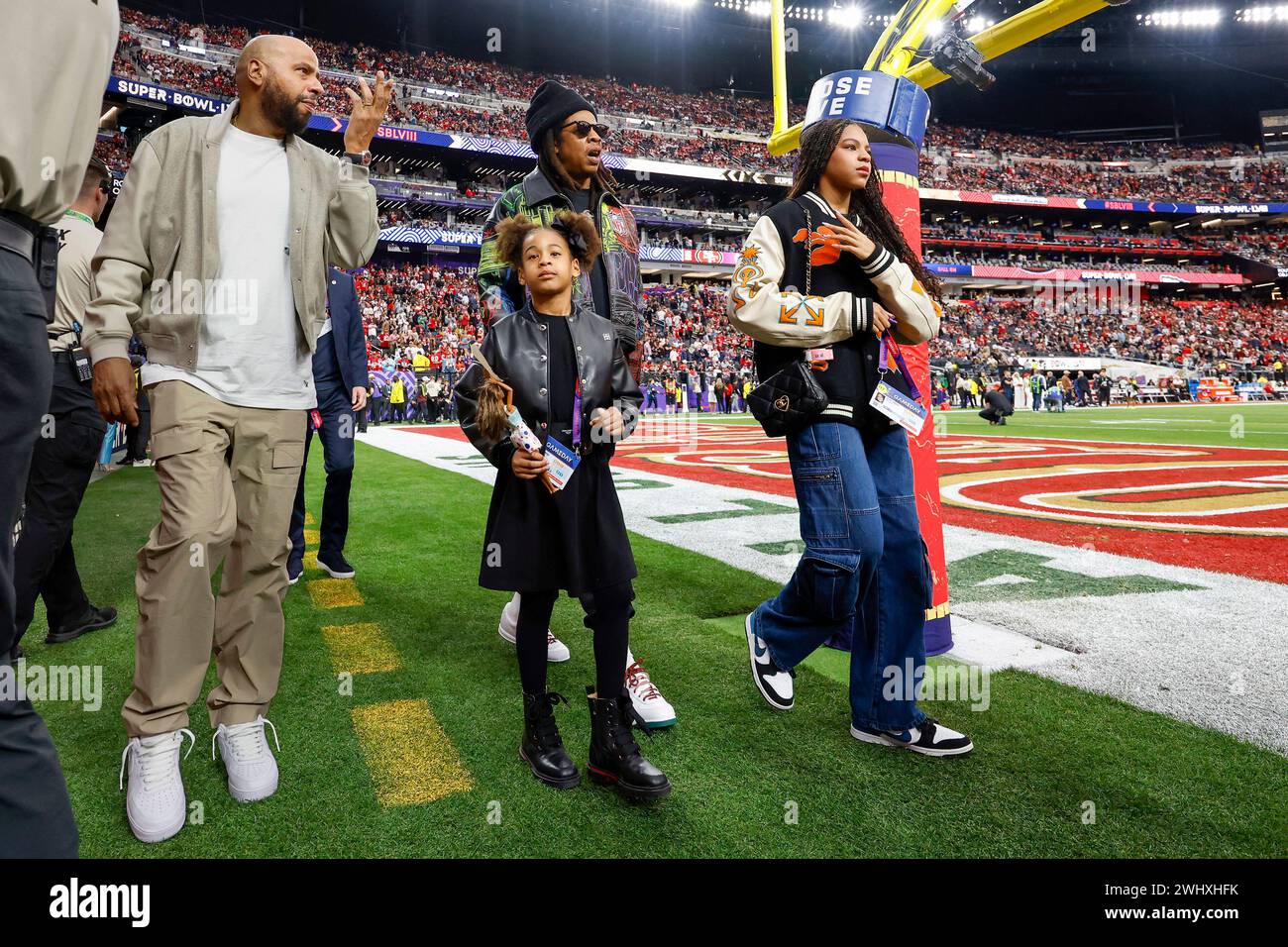 Las Vegas, Usa. Februar 2024. Der Entertainer Jay-Z (C) und zwei seiner Töchter betreten das Feld vor dem Super Bowl LVIII im Allegiant Stadium in Las Vegas, Nevada, am Sonntag, den 11. Februar 2024. Foto: John Angelillo/UPI Credit: UPI/Alamy Live News Stockfoto