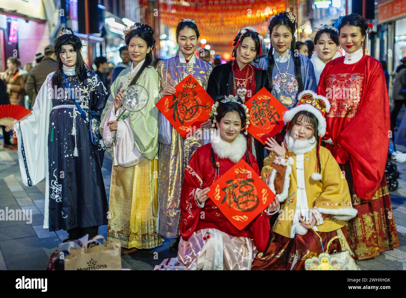 Traditionell in Hanfu-Outfits gekleidet in Londons Chinatown während der Mondneujahrsfeier. Stockfoto