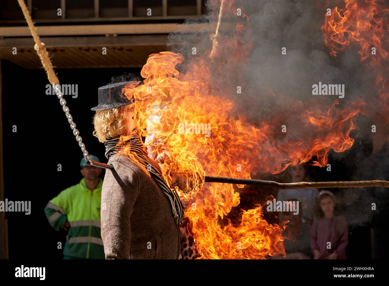 Arnedo, Spanien 04082023: Paare von judas-Dummys werden auf den Straßen von Arnedo verbrannt, während die Menschen von der Seite schauen. Judas Burning ist eine Tradition Stockfoto Arnedo, Spanien 04082023: Paare von judas-Dummys werden auf den Straßen von Arnedo verbrannt, während die Menschen von der Seite schauen. Judas Burning ist eine Tradition Stockfoto