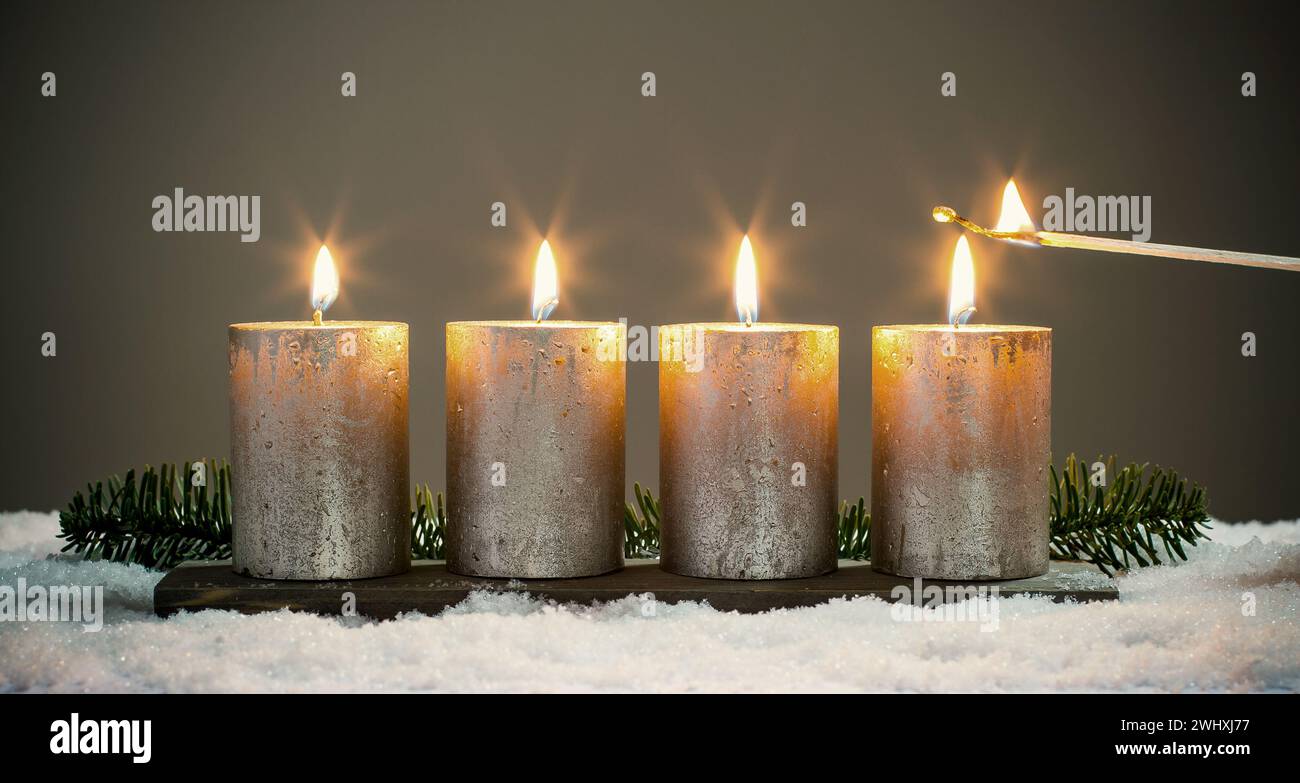 Kerzen Sie vier aufkommen-mit Streichhölzern Stockfoto