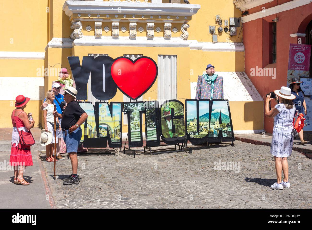 Love Antigua Schild in La Merced Kirche und Kloster, Calle del Arco, Antigua, Sacatepéquez Abteilung, Republik Guatemala Stockfoto