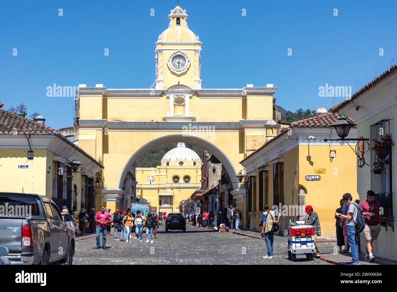 Bogen von Santa Catalina mit Kirche La Merced und Kloster dahinter, Calle del Arco, Antigua, Abteilung Sacatepéquez, Republik Guatemala Stockfoto
