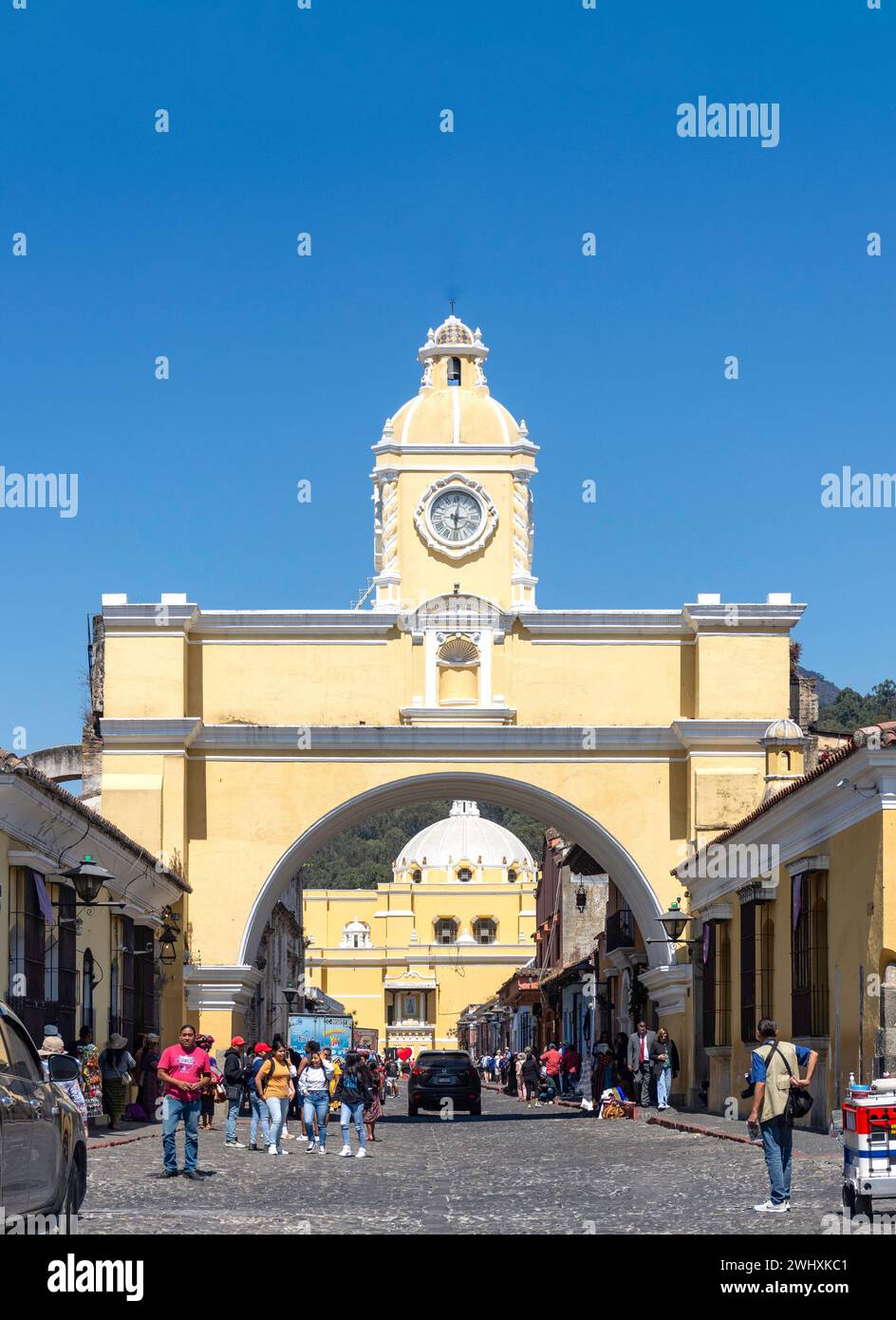 Bogen von Santa Catalina mit Kirche La Merced und Kloster dahinter, Calle del Arco, Antigua, Abteilung Sacatepéquez, Republik Guatemala Stockfoto
